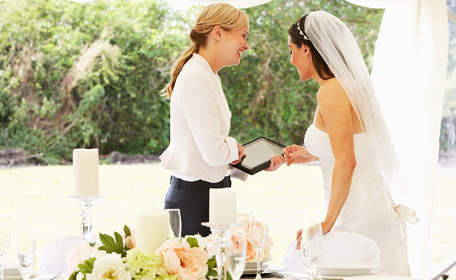 bride talking to wedding planner